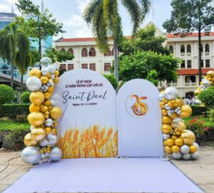mau-trang-tri-backdrop-khai-truong