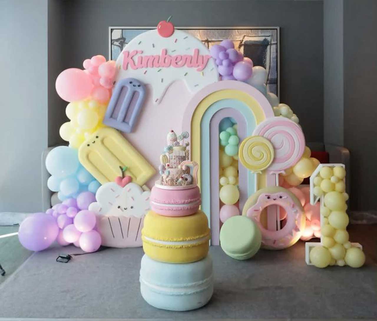 trang-tri-day-thang-chu-de-banh