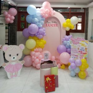 background-sinh-nhat-tai-nha-cho-be-sinh-nhat-be-gai-mau-dep