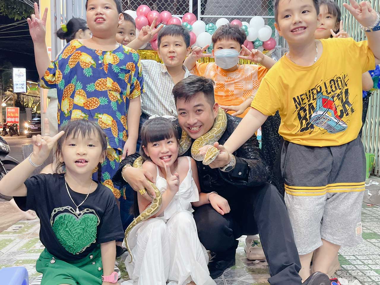 ao-thuat-tiec-sinh-nhat-tiet-muc-chu-he-bieu-dien-sinh-nhat