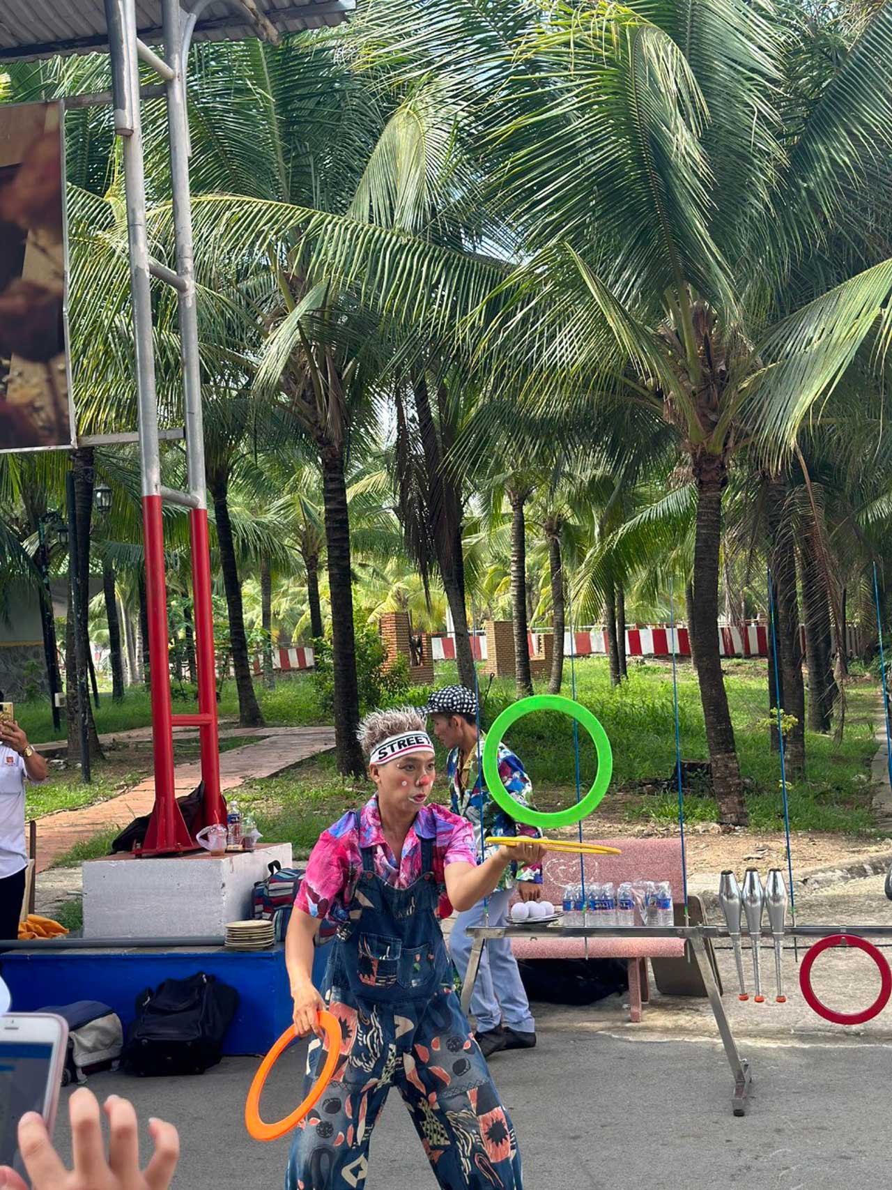nghe-si-xiec-tung-hung-quay-dia
