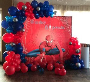 trang-tri-sinh-nhat-1-tuoi-chu-de-spiderman-voi-backdro-tone-do-dac-trung