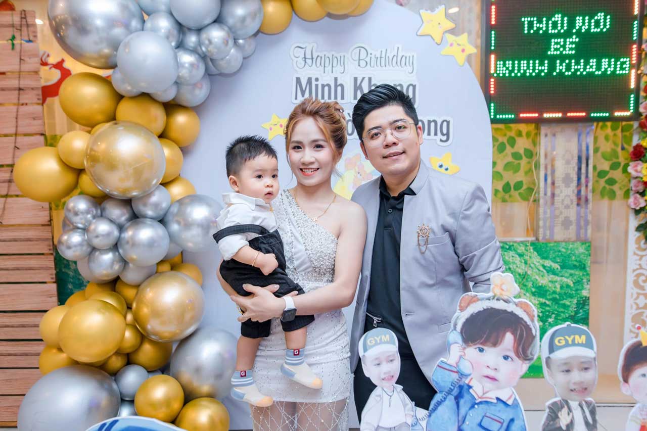 chup-hinh-thoi-noi-be-minh-khang-cung-ba-me