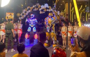 robot-khong-lo-bieu-dien-chup-hinh-luu-niem