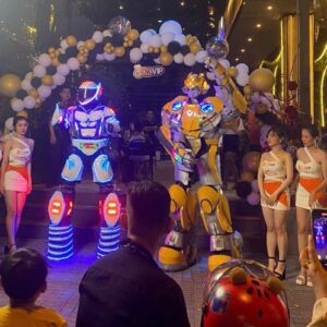 robot-khong-lo-bieu-dien-chup-hinh-luu-niem