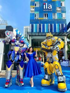 robot-khong-lo-bieu-dien-chup-hinh-luu-niem-cung-ila