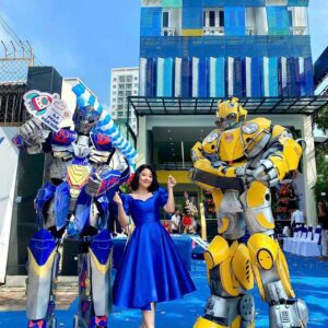 robot-khong-lo-bieu-dien-chup-hinh-luu-niem-cung-ila