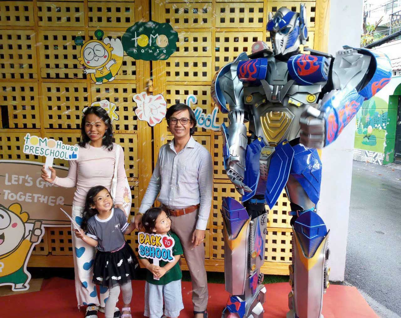 robot-khong-lo-bieu-dien-co-mau-xanh