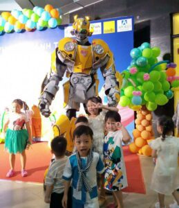 robot-khong-lo-bieu-dien-chup-hinh-luu-niem-cung-tre-em-tet-trung-thu