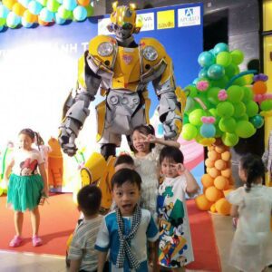 robot-khong-lo-bieu-dien-chup-hinh-luu-niem-cung-tre-em-tet-trung-thu