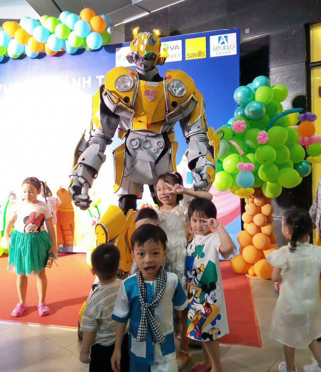 robot-khong-lo-bieu-dien-chup-hinh-luu-niem-cung-tre-em-tet-trung-thu