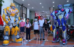 robot-khong-lo-bieu-dien-chup-hinh-luu-niem