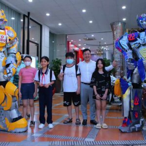 robot-khong-lo-bieu-dien-chup-hinh-luu-niem