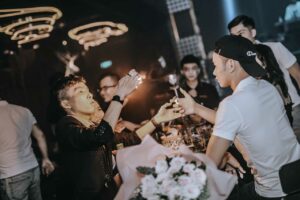 ao-thuat-tuong-tac-ban-tiec-co-nen-thue-ao-thuat-gia