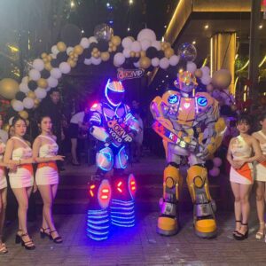 robot-khong-lo-bieu-dien-chup-hinh-luu-niem