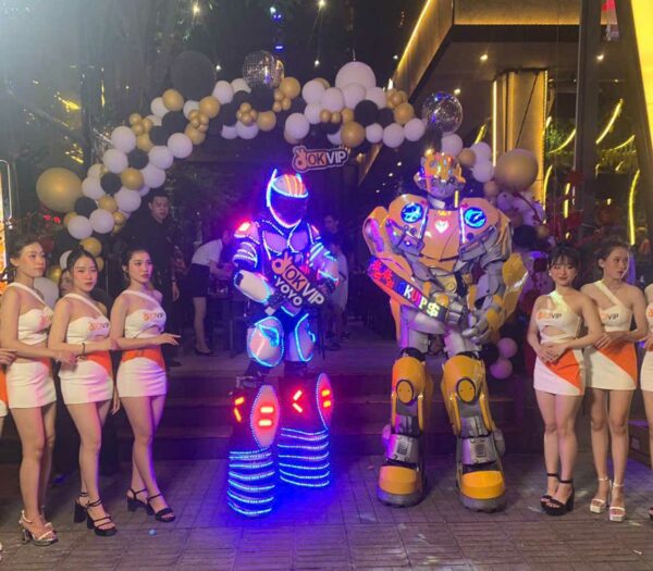 robot-khong-lo-bieu-dien-chup-hinh-luu-niem