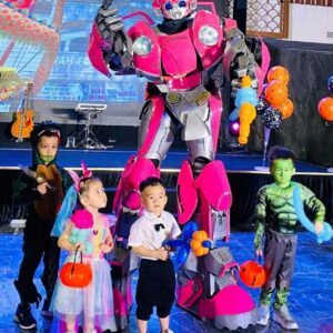 robot-khong-lo-bieu-dien-co-mau-hong