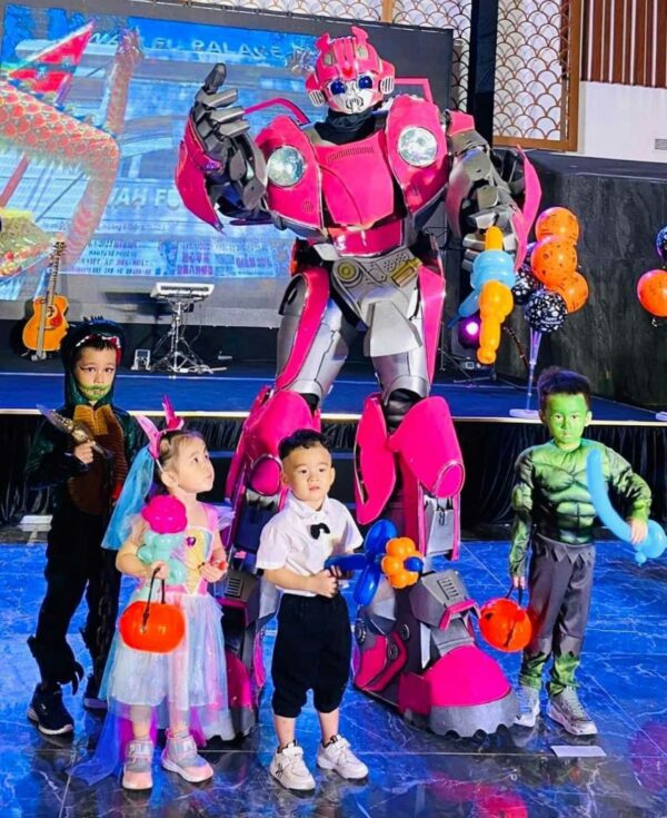 robot-khong-lo-bieu-dien-co-mau-hong